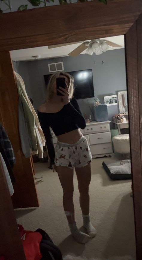 Comfy Sleep Outfits, Pjs Shorts Outfit, Sleep Shorts Outfit, Pj Shorts Outfit, Bedtime Fits, Pajama Shorts Outfit, Sleep Outfit Aesthetic, Lazy Outfits Shorts, Sleeping Fits