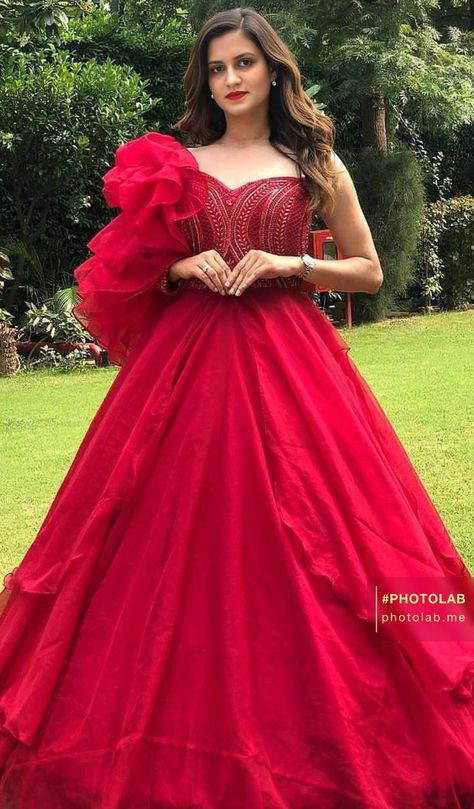 Red Net Gown, Stylish Party Dresses Classy, Latest Gown Designs Party Wear, Party Wear Gowns Western, Net Gown Designs, Women In Red, Party Dress Inspiration, Simple Gowns, Sparkle Wedding Dress