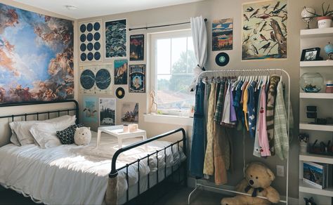 Room Inspo For Blue Walls, Blue Dorm Room Aesthetic Vintage, Dorm Inspo Aesthetic Blue, Room Inspo Blue Aesthetic, Blue Room Aesthetic Vintage, Blue And Brown Room Aesthetic, Blue Themed Room Aesthetic, Blue Wall Room Aesthetic, Blue Themed Bedroom Aesthetic