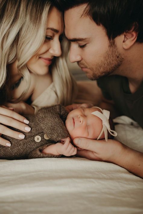 Newborn Photo Pose, Newborn Photo Ideas, Newborn Family Pictures, In Home Newborn Session, Foto Newborn, Lifestyle Newborn Photos, Newborn Photography Boy, Newborn Family Photography, Baby Pictures Newborn