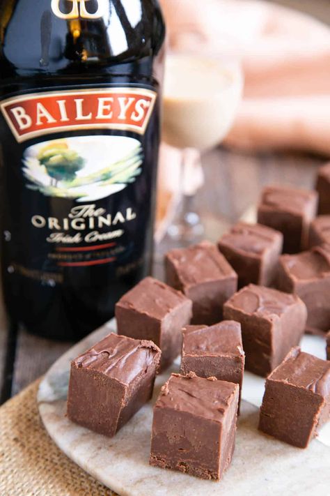 Baileys Irish cream fudge recipe - Helen's Fuss Free Flavours Orange Rice, Baileys Fudge, Chocolate Fudge Recipe, Cakes Simple, Chocolate Baileys, Baileys Recipes, Microwave Fudge, Fudge Recipes Chocolate, Salted Caramel Fudge