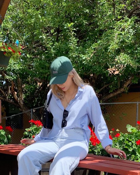 Green Ball Cap Outfit, Green Hat Outfit Baseball Caps, Green Cap Outfits For Women, Green Baseball Cap Outfit, Green Baseball Hat Outfit, Outfits With Caps For Women, Green Cap Outfit, Baseball Hat Outfit Summer, Glam Style Outfits