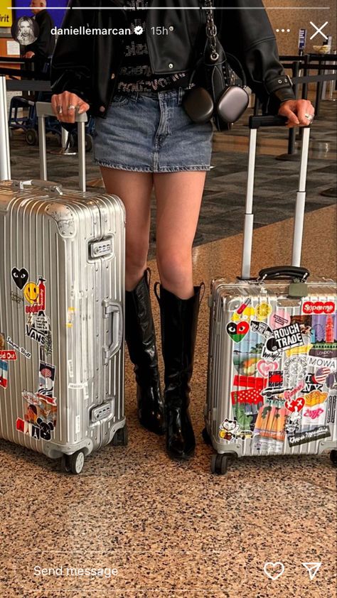 Influencer Room, Carry On Makeup, Rimowa Luggage, Airport Vibes, Airport Aesthetic, Luxury Luggage, City Of Lights, 사진 촬영 포즈, 카드 디자인