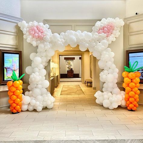 Easter Themed Birthday Party Decorations, Easter Balloons Ideas, Easter Balloon Arch, Easter Birthday Party Decorations, Mini Dates, Adult Easter Party, Easter Bunny Backdrop, Easter Themed Birthday Party, Prvi Rodjendan