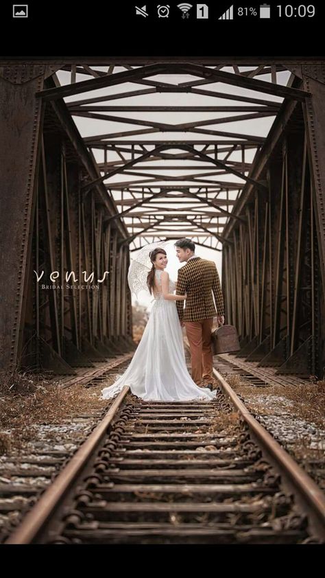 Train Engagement Pictures, Train Wedding Photos, Train Engagement Photos, Train Wedding Theme, Md Poses, Railroad Wedding, Train Photoshoot, Train Station Wedding, Sabe The Date