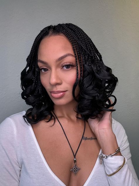 Short French Braids For Black Women, Short Wavy Braids, Short French Curls Braids Bob, Short French Curls Braids Black Women, French Curls Short, Bob French Curl Braids, Curly Bob Braids, Bob Braids With Curls, Short Curly Braids For Black Women