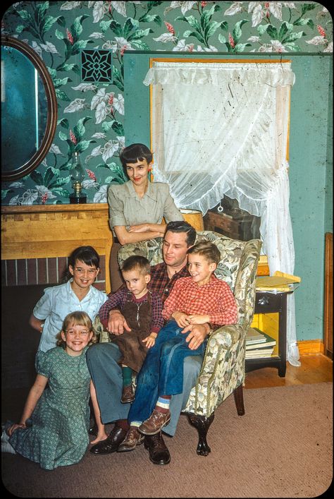 Family - Kodachrome Slide - 1953 | Flickr - Photo Sharing! Vintage Family Photos, Old Photographs, Vintage Interiors, Vintage Life, Vintage Magazine, Vintage Pictures, Mode Vintage, Vintage Love, Vintage Photographs