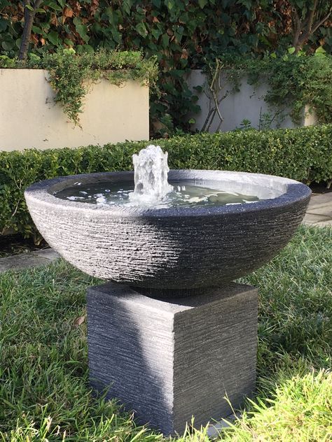 Garden Fountain Ideas, Modern Water Feature, Garden Planter Ideas, Fountain Ideas, Water Feature Wall, Diy Garden Fountains, Front Garden Landscape, Fountain Design, Backyard Water Feature