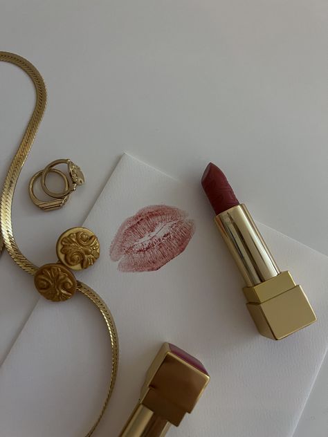 YSL lipsticks with lipstick kiss on envelope, gold chain jewelry, gold earrings Lipstick Pictures, Cat Eye Eyeliner, Lipstick Photos, Ysl Lipstick, Expensive Makeup, Skincare Products Photography, Lip Gloss Cosmetics, Lipstick Tutorial, Lipstick Kiss