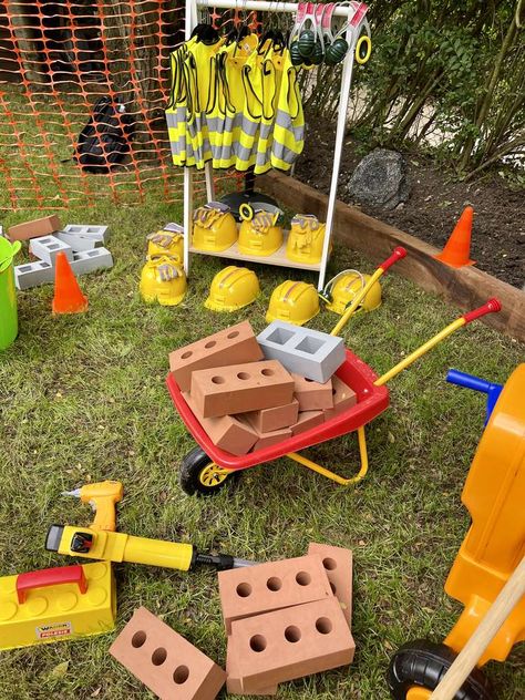 Party Kid Table, Digger Theme Birthday Party, Digger Party Decorations, Tools Birthday Theme, Construction Theme Birthday Decorations, Tools Themed Birthday Party, Mickey Construction Party, Builder Party Ideas, Indoor Construction Party