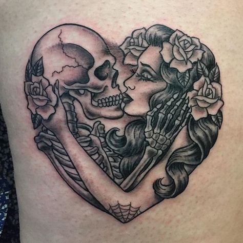 Hase Tattoos, Skull Couple Tattoo, Hart Tattoo, Skull Tattoo Flowers, Feminine Skull Tattoos, Catrina Tattoo, Skeleton Tattoos, Tattoos For Lovers, Skull Tattoo Design