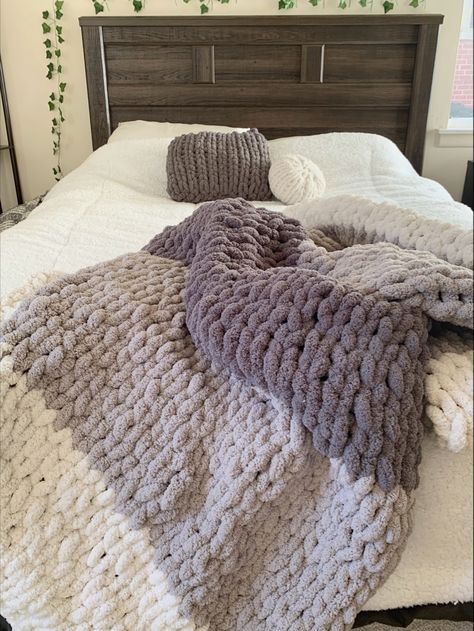 Chunky Knit Blanket Blush Pink, Purple Chunky Blanket, Chunky Knit Blanket Color Ideas, Chunky Knit Blanket Pattern Color Combos, Bathroom Decor Girly, Pink And Gold Bathroom, Chunky Blanket Diy, Chunky Knit Blanket Pattern, Diy Walk In Closet