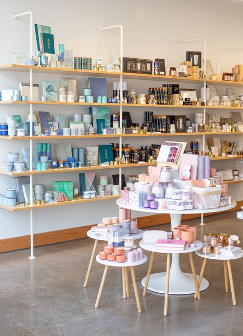 Bright Retail Store Design, Beauty Store Interior Retail Design, Small Business Shop Decor, Candle Store Design, Candle Shop Interior Design, Boutique Gift Shop, Gift Shop Ideas Products, Mini Store Design, Candle Store Interior