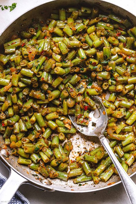 Garlic Green Beans Recipe - #green-beans #recipe #eatwell101 - Green beans are sautéed with garlic, onion, and plenty of spices! So quick and simple with incredible flavor! - #recipe by #eatwell101® Roasted Zucchini Salad, Parmesan Roasted Green Beans, Thanksgiving Vegetable, Fresh Green Bean Recipes, Thanksgiving Vegetables Side Dishes, Garlic Green Bean Recipes, Green Beans Side Dish, Dishes Recipe, Beans Recipes