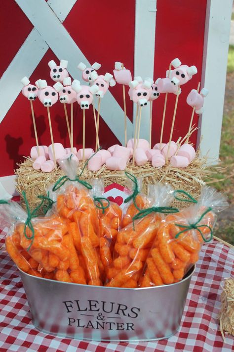 Farm Animals Party | CatchMyParty.com Dollar Tree Farm Birthday, Farm Party Centerpiece Ideas, Farm Centerpieces Birthday, Animals Birthday Party Ideas, Farm Party Decorations, Farm Animals Birthday, Animals Birthday Party, Birthday Party Table Decorations, Dessert Table Birthday