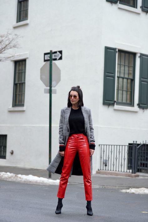 Vinyl Leggings Outfit, Leather Jeans Outfit, Leather Leggings Outfit Winter, Outfit Pantalon Rojo, Red Leather Leggings, Outfits Leggins, Vinyl Trousers, Leggings Outfit Winter, Leather Leggings Outfit