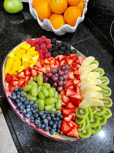 Simple Fruit Platter, Fruit Platter Designs, Healthy Food Motivation, Healthy Lifestyle Food, Fair Food Recipes, Fruit Platter, Food Trays, Food Platters, Fruit Smoothies