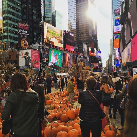 Halloween In Nyc Aesthetic, Nyc Halloween Aesthetic, Soho Nyc Aesthetic, Thanksgiving In Nyc, New York Halloween, New York Thanksgiving, Halloween In New York, Nyc Halloween, Nyc Autumn