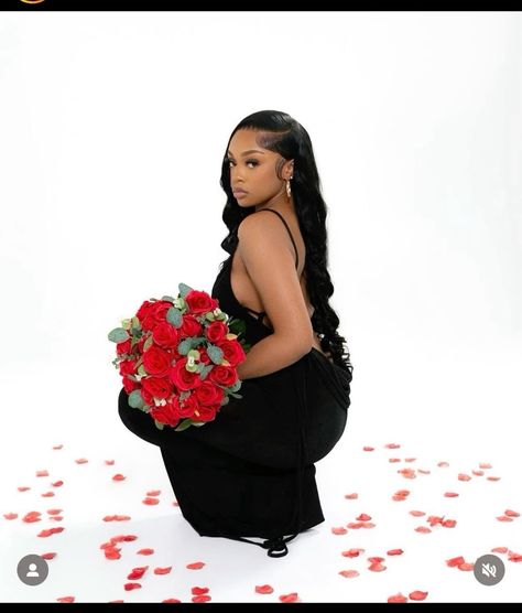 Black Women Roses Photoshoot, Bouquet Birthday Photoshoot, Flower Bouquet Photoshoot Ideas, Bouquet Photoshoot Ideas, Roses Photoshoot Ideas, 19 Bday, Bday Photoshoot, Studio Photoshoot Ideas, Valentine Photo Shoot