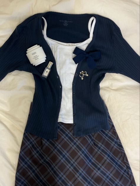 old money navy blue checkered skirt coquette aesthetic bow pearl outfit inspo Blue Checkered Skirt Outfit, Old Coquette Outfit, Old Money Navy Blue, Navy Blue Aesthetic Outfit, Old Money Coquette Aesthetic, Comic Outfits, Checkered Skirt Outfit, Coquette Aesthetic Outfit, Old Money Coquette