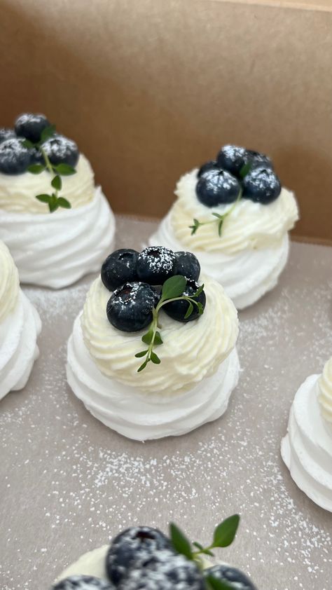 Blue Pavlova, Pavlova Wedding Cake Ideas, Blue Wedding Desserts, Something Blue Bridal Shower Ideas Food, Wedding Pavlova, Blueberry Wedding Cake, Pavlova Wedding Cake, Blueberry Baby Shower Theme, Berry Wedding Cake