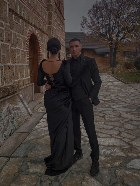 Black  fashion Couple Dancing Aesthetic Ball, Black Couple Outfits, Event Fits, Couple Dancing Aesthetic, Hug Pose, Passionate Couples, Prom Inspo, Dress Date Night, Couple Dress