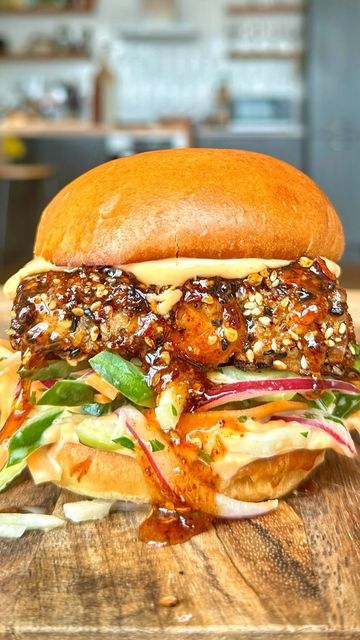 elly smart | comforting vegan recipes on Instagram: "HOT HONEY HALLOUMI BURGER 🍯 follow @ellysplate for more vegan burger recipes I’m back!!! Episode 10 of banging burgers is a delight and perfect for the warmer months, if you make nothing else pls just try the hot honey 🥵 Ingredients (serves 2) Tofu halloumi 220g tofu (cut into 2 square sized patties) Juice of 1 lemon 1 tsp oregano 1 tsp dried mint 1 tsp garlic granules 2 tbsp nutritional yeast 2 tbsp olive oil 1 tsp salt and pepper Vegan Burger Recipes, Honey Halloumi, Cucumber Slaw, Halloumi Burger, Vegan Burger Recipe, Tofu Burger, Vegan Burger, Hot Honey, Nutritional Yeast