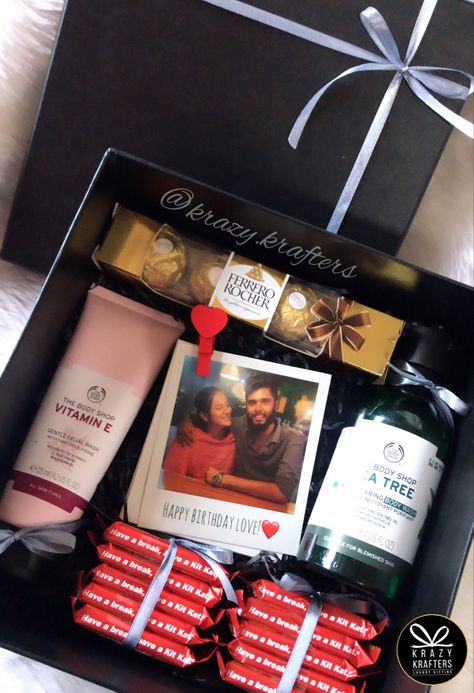 18th Birthday Ideas For Boyfriend, Birthday Hampers For Him, Hamper Ideas For Him, Beer Birthday Cake For Men, Creative Gift Box Ideas, Birthday Gift Box Ideas, Hampers Ulang Tahun, Gift Hamper Ideas, Handmade Hamper