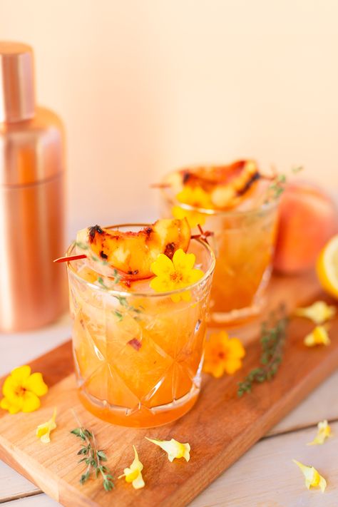 SMOKED PEACH MAPLE BOURBON SMASH - JustineCelina Pizza Cocktail Pairing, Alcohol Aesthetic Drinks, Aesthetic Drinks Alcohol, Drinking Alcohol Aesthetic, Clean Cocktails, Peach Bourbon, Bourbon Cocktail Recipe, Smoked Cocktails, Bourbon Smash