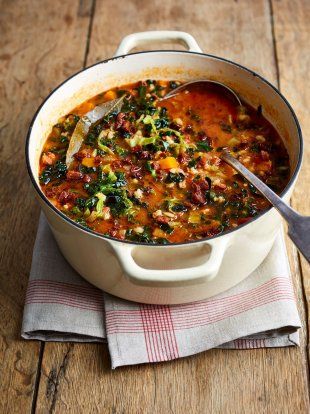 This hearty and nutritious minestrone soup is brilliant at embracing what you’ve got in your fridge. We make it every month and all the kids love it! Jaime Oliver, Sopa Minestrone, Chunky Soup, Healthy Soups, Jamie Oliver Recipes, Minestrone Soup, Fall Food, Deilig Mat, Minestrone