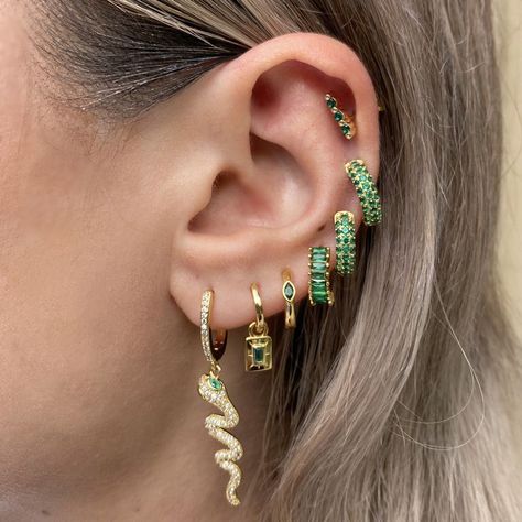 Hijabstyle Outfits, Turkey Hijab, Anders Dragon Age, Cool Ear Piercings, Pretty Ear Piercings, Huggie Earrings Gold, Multiple Earrings, Cute Ear Piercings, Ear Style