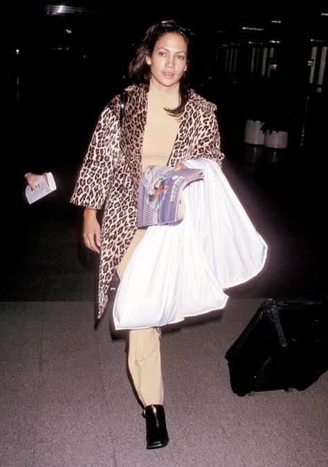 We'd like a modern-day version of Jennifer Lopez's cheetah-print coat. Chic Airport Outfit, Throwback Outfits, 90's Aesthetic, Iconic Outfits, Airport Outfits, Floral Maxi Skirt, The Golden Age, Weekend Outfit, Celebrity Outfits