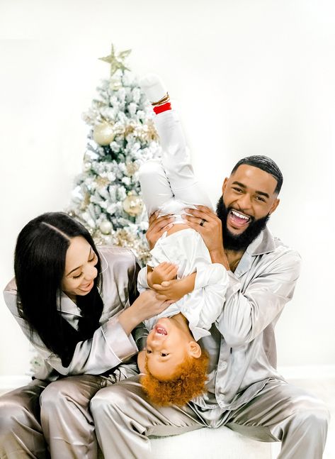 Black Family Holiday Photos, Holiday Photo Shoot Ideas, Christmas Mini Session Ideas, Christmas Photo Shoot Ideas, Black Family Christmas, Christmas Fashion Photography, Christmas Photo Shoot, Christmas Family Photoshoot, Family Photoshoot Poses