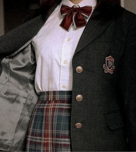 Dark Academia Aesthetic Outfit, Private School Uniforms, Boarding School Aesthetic, Academy Uniforms, Gallagher Girls, Jenny Humphrey, Nate Archibald, Photo Polaroid, Serena Van Der Woodsen