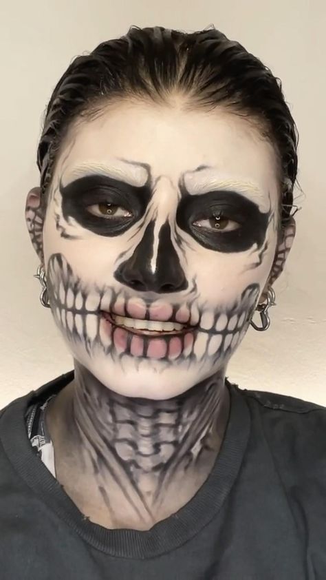 Movie Character Makeup, Scary Joker, Makeup Halloween Costumes, Black Halloween Makeup, Skull Face Makeup, Joker Halloween Makeup, Costumes Faciles, Unconventional Makeup, Skull Makeup Tutorial