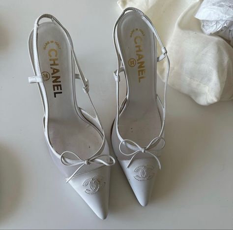 Designer Things, Chanel Heels, Glamouröse Outfits, Pretty Heels, Heels Aesthetic, Shoes Heels Classy, Vintage Heels, Fancy Shoes, Girly Shoes