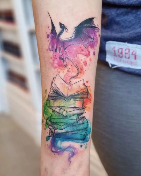 Book Dragon Tattoo, Watercolor Dragon Tattoo, Book Inspired Tattoos, Watercolour Tattoos, Bookish Tattoos, Bestie Tattoo, Pile Of Books, Парные Тату, Bff Tattoos