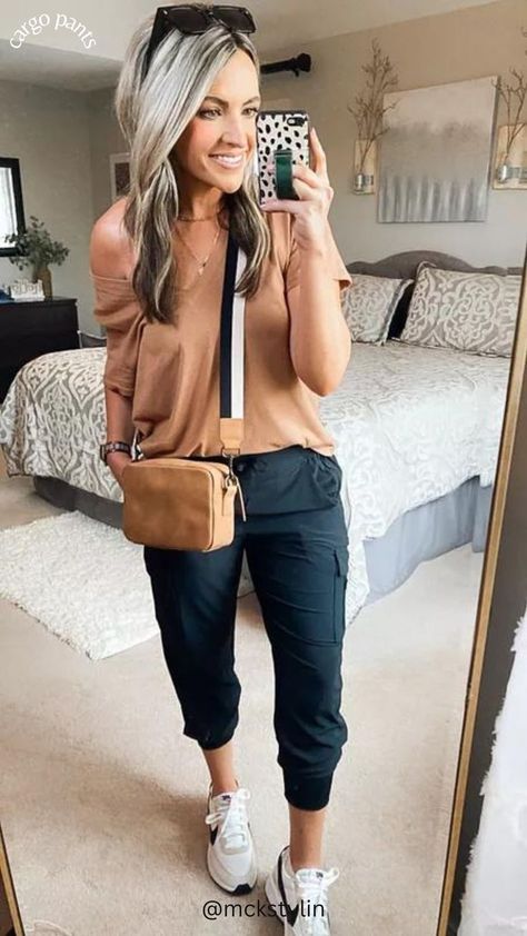 Tapered Cargo Pants Outfit. Easy Travel Outfit. Tapered Cargo Pants Outfit, Joggers Outfit Fall, Jogger Outfit Casual, Jogger Pants Outfit Women, Womens Joggers Outfit, Cargo Pants Women Outfit, Athleisure Outfits Fall, Joggers Outfit Women, Tapered Cargo Pants