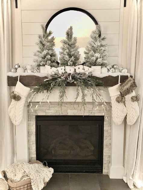 White Christmas Mantle Decor, Fireplace Decor Ideas Farmhouse, Tv Mantel Decorating Ideas, Over Couch Wall Decor, Over Fireplace Decor Ideas, Mantle With Tv Decorating Ideas, Fireplace Decor With Tv, Mantel Decorating Ideas With Tv, Fireplace Mantle Decor With Tv