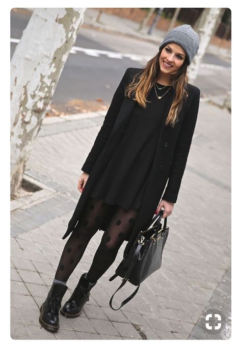 T Shirt Dress In Winter, Doc Outfits, Outfits Timeless, Doctor Martens, Trendy Taste, Stile Casual Chic, Doc Martens Outfit, Tunic Dresses, Sweater Dress Outfit