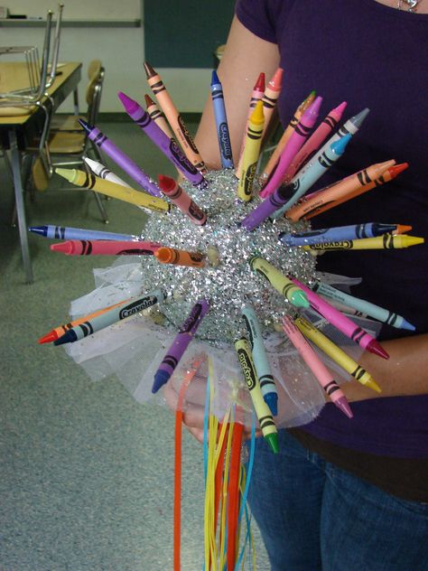 Here is a really sweet idea for the bride to be that is an artist, craftsperson, art or elementary teacher. Fun for the bridal shower or for the rehearsal, a bouquet made from crayons! Start with a Styrofoam ball, cover with glitter glue, or white glue and glitter of your choice, insert crayons or colored pencils, add some tule and ribbons and voila! A crafty bouquet! Amelia Bedelia, Teacher Wedding, Striped Decor, Surprise Wedding, Bridal Shower Diy, Education Inspiration, Wedding Activities, Styrofoam Ball, Glitter Glue