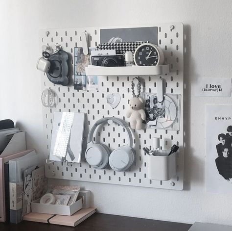 Preppy Pegboard, Desk Wall Organization Ideas, Peg Board Desk Organization, Ikea Pin Board Ideas, Desk Wall Decor Ideas, Peg Board Ideas Aesthetic, Aesthetic White Board Ideas, Peg Board Ideas Room Decor, Cute Dorm Desk