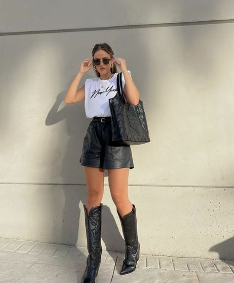 Outfits perros con short largos y botas vaqueras | Es la Moda Black Knee High Cowboy Boots Outfit, Outfit Bota Vaquera, Cowboots Outfit For Women, Look Bota Country, Outfit Con Cowboy Boots, Cowboy Boots Skirt Outfit, Outfits With Black Cowgirl Boots, Bota Western Look, Ootd Vaquero