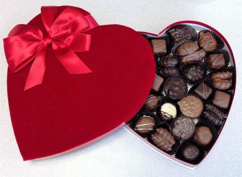 Heart Shaped Chocolate Box, Chocolate San Valentin, Chocolate Shapes, Heart Chocolate, Heart Shaped Candy, Heart Shaped Valentines, Heart Shaped Chocolate, Valentines Day Chocolates, Valentine Day Boxes