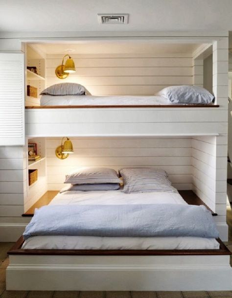 Big bed on bottom Beach House Bunk Room, Modern Bunk Beds, Shared Kids Room, Bunk Beds Built In, Bunk Rooms, Built In Bunks, Bunk Bed Designs, Kids Bunk Beds, Bilik Tidur