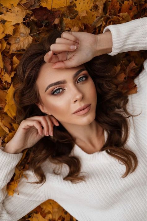 Autumn Photography Portrait, Female Portrait Poses, Fashion Fotografie, Fall Photo Shoot Outfits, Outdoor Portrait Photography, Fall Shoot, Photography Mini Sessions, Fall Portraits, Winter Portraits