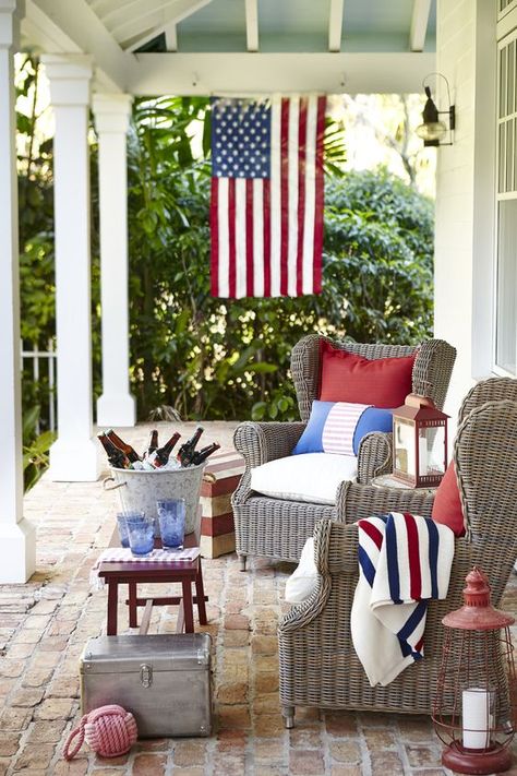 Memorial Day Weekend Sales Patriotic Porch, Balkon Decor, Summer Porch Decor, Farmhouse Front Porches, Summer Porch, Farmhouse Porch, Diy Outdoor Decor, Farmhouse Front, House With Porch