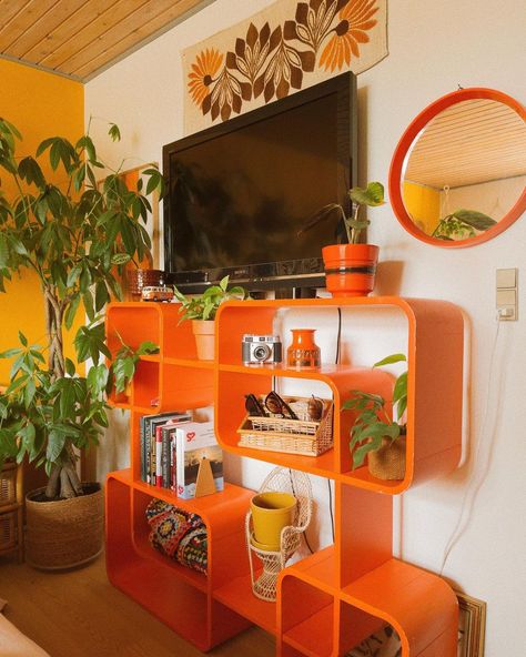 Funky House Decor Vintage, 1970s Home Aesthetic, 90s Decor Interior Design, 70’s Home Decor, Small Living Room Inspirations, 70s Apartment Aesthetic, Modern 70s Decor, 70s House Decor, 60s Bedroom Decor