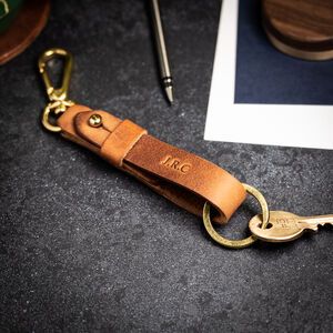 Small Leather Projects, Tsagaan Sar, Diy Leather Gifts, Leathercraft Ideas, Leather Keyrings, Cricut Leather, Earbud Case, Leather Key Ring, Leather Anniversary Gift