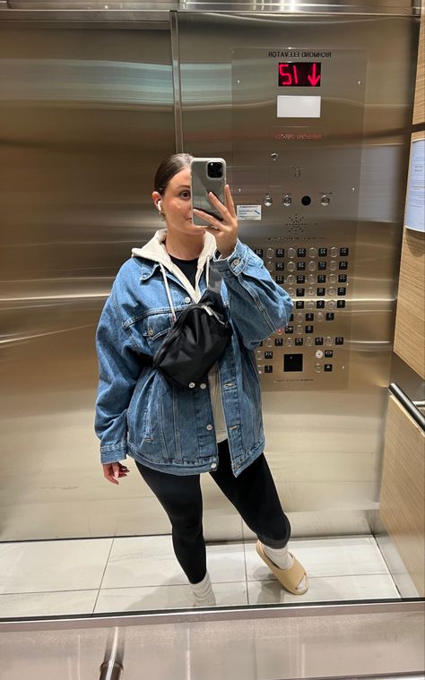 Oversized Fall Jacket, Jean Jacket Sweater Outfit, Jean Jacket Over Hoodie Outfit, Oversized Blue Jean Jacket Outfits, Jean Jacket Hoodie Outfit Women, Long Black Denim Jacket Outfit, Denim Jacket And Hoodie Outfit, How To Style Oversized Jean Jacket, Denim Jacket Over Hoodie